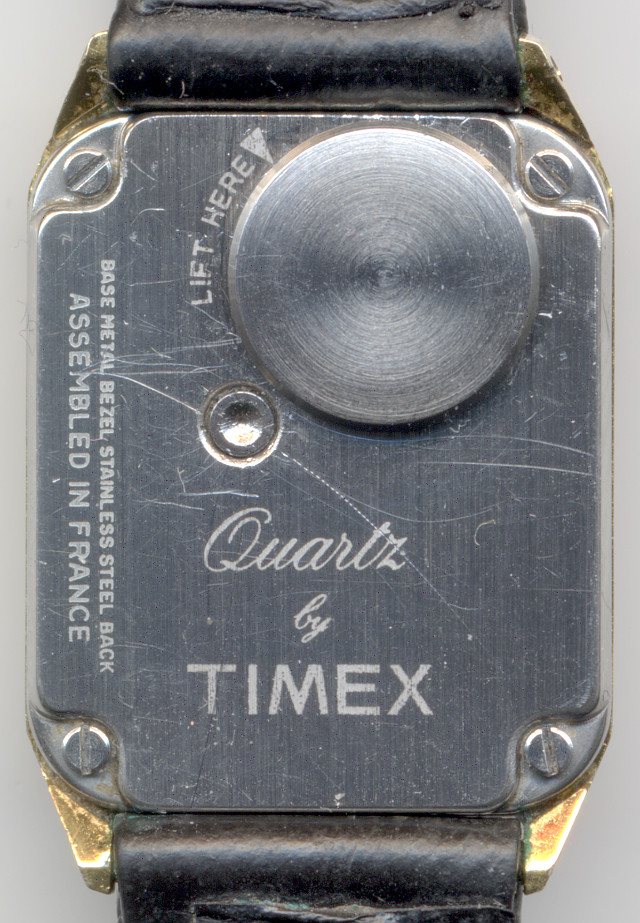 Timex M272: Rückseite mit Drücker und Batteriedeckel